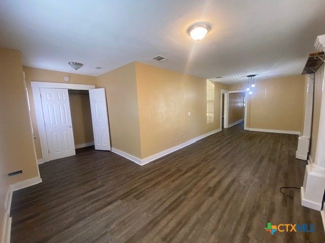 214 S Hackberry Avenue, Luling, TX 78648