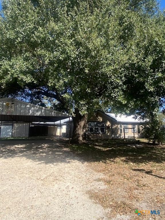 214 S Hackberry Avenue, Luling, TX 78648