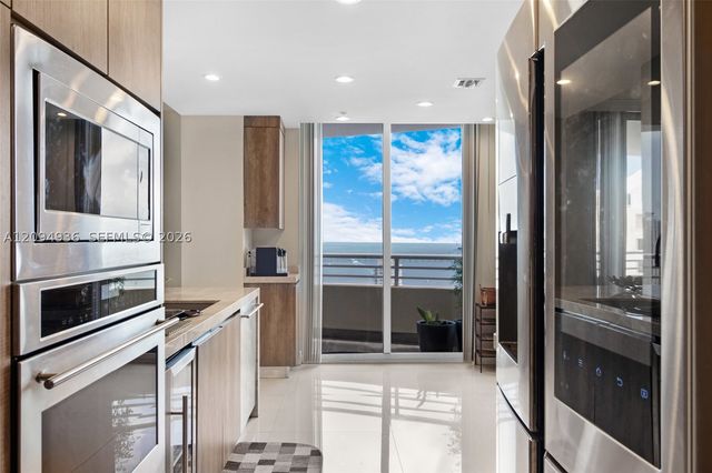 848 Brickell Key Dr 3905, Miami, FL 33131