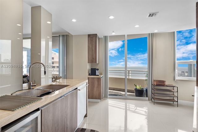 848 Brickell Key Dr 3905, Miami, FL 33131