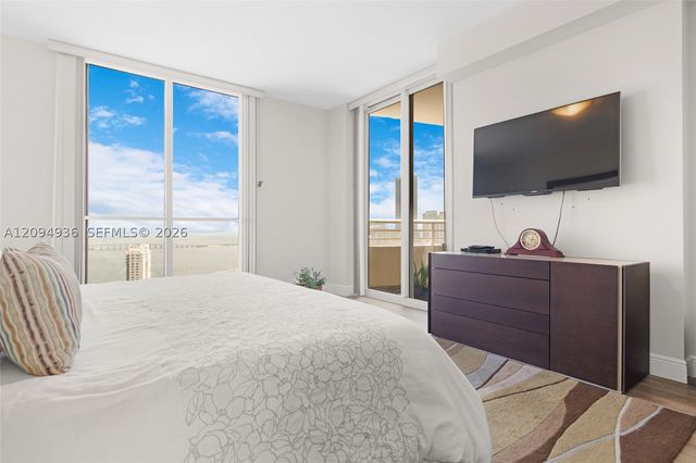 848 Brickell Key Dr 3905, Miami, FL 33131