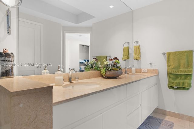 848 Brickell Key Dr 3905, Miami, FL 33131