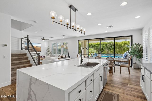 814 E DEER CREEK Road, Phoenix, AZ 85048