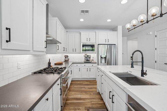 814 E DEER CREEK Road, Phoenix, AZ 85048