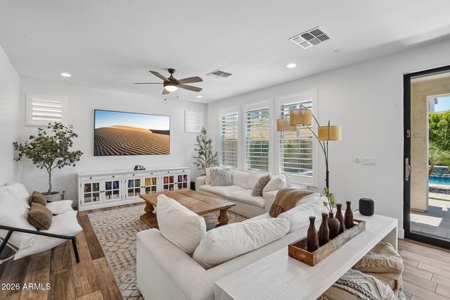 814 E DEER CREEK Road, Phoenix, AZ 85048