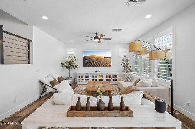 814 E DEER CREEK Road, Phoenix, AZ 85048
