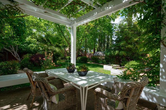 1330 Pine St, St. Helena, CA 94574