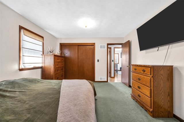 1770 Vavra Drive, Ely, IA 52227