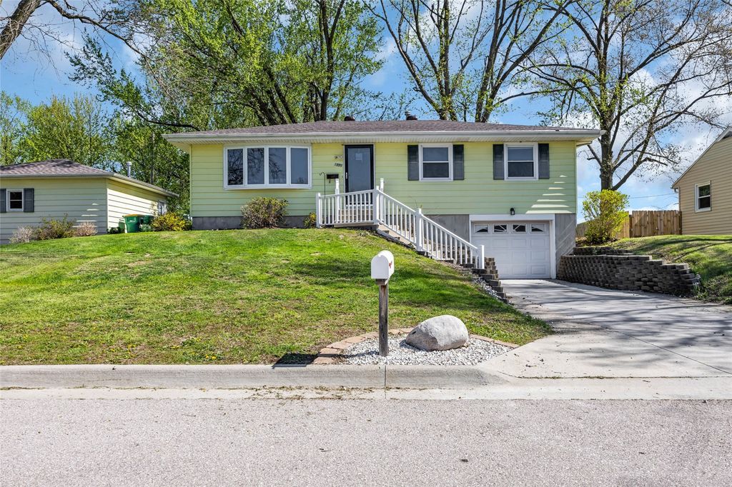 1770 Vavra Drive, Ely, IA 52227