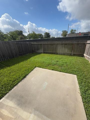 505 Hines Avenue B, Willis, TX 77378