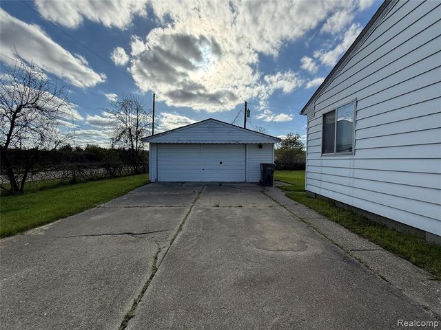 33711 Floyd Street, Clinton Township, MI 48035