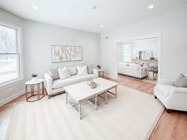 885 Geneva Road, St. Charles, IL 60174