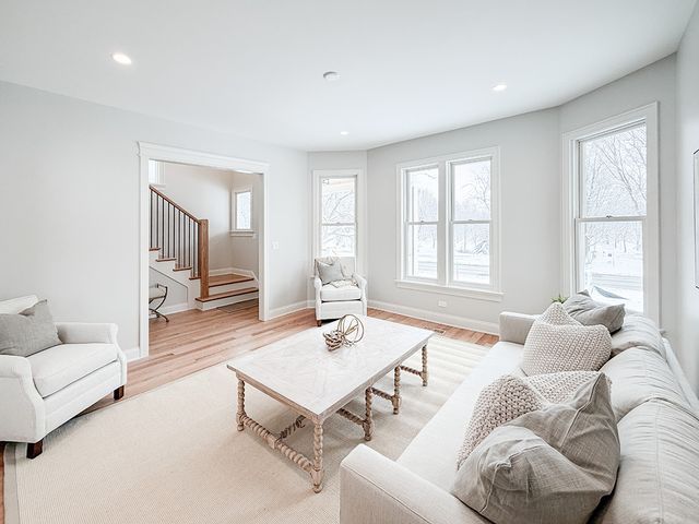 885 Geneva Road, St. Charles, IL 60174