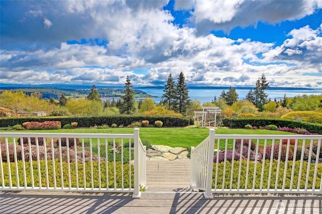505 Green Island Way, Camano Island, WA 98282