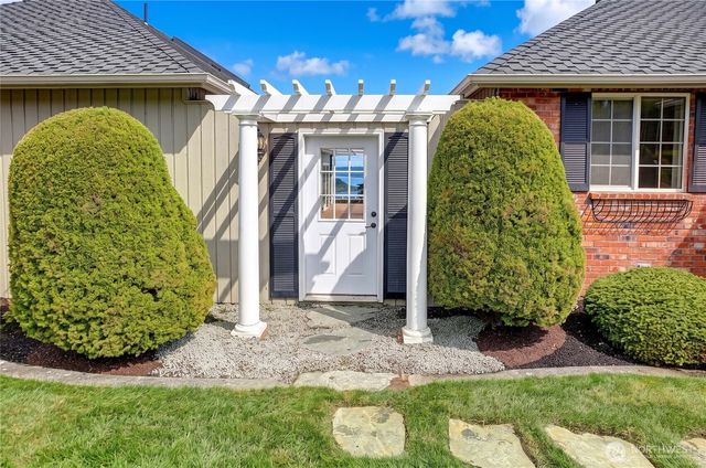 505 Green Island Way, Camano Island, WA 98282