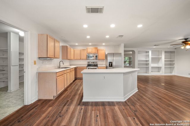 8619 Park Olympia, Universal City, TX 78148