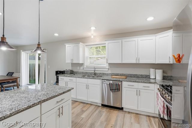1218 E Bernhard Avenue, Hazel Park, MI 48030