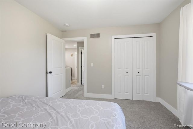 1218 E Bernhard Avenue, Hazel Park, MI 48030