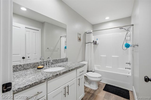 1218 E Bernhard Avenue, Hazel Park, MI 48030