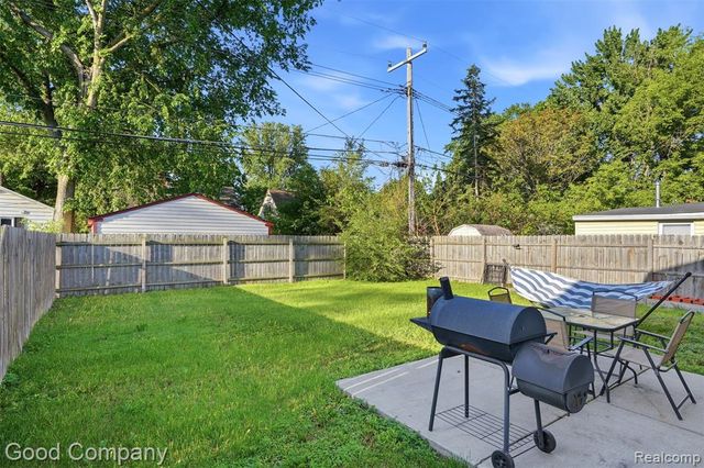 1218 E Bernhard Avenue, Hazel Park, MI 48030