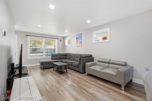 1218 E Bernhard Avenue, Hazel Park, MI 48030