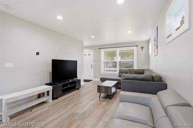 1218 E Bernhard Avenue, Hazel Park, MI 48030