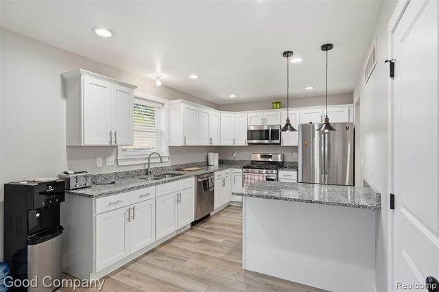 1218 E Bernhard Avenue, Hazel Park, MI 48030