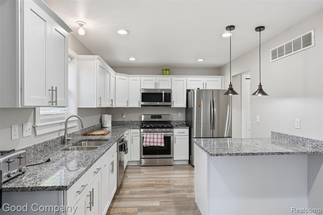 1218 E Bernhard Avenue, Hazel Park, MI 48030