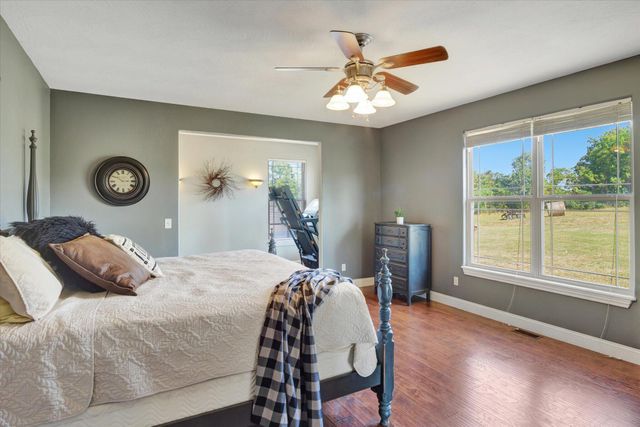 957 E 477th Road, Bolivar, MO 65613