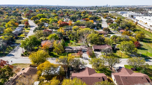 1032 S Mesquite Avenue, New Braunfels, TX 78130