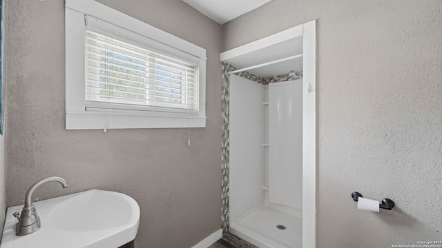 1032 S Mesquite Avenue, New Braunfels, TX 78130