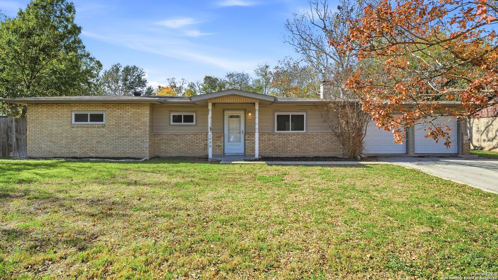 1032 S Mesquite Avenue, New Braunfels, TX 78130