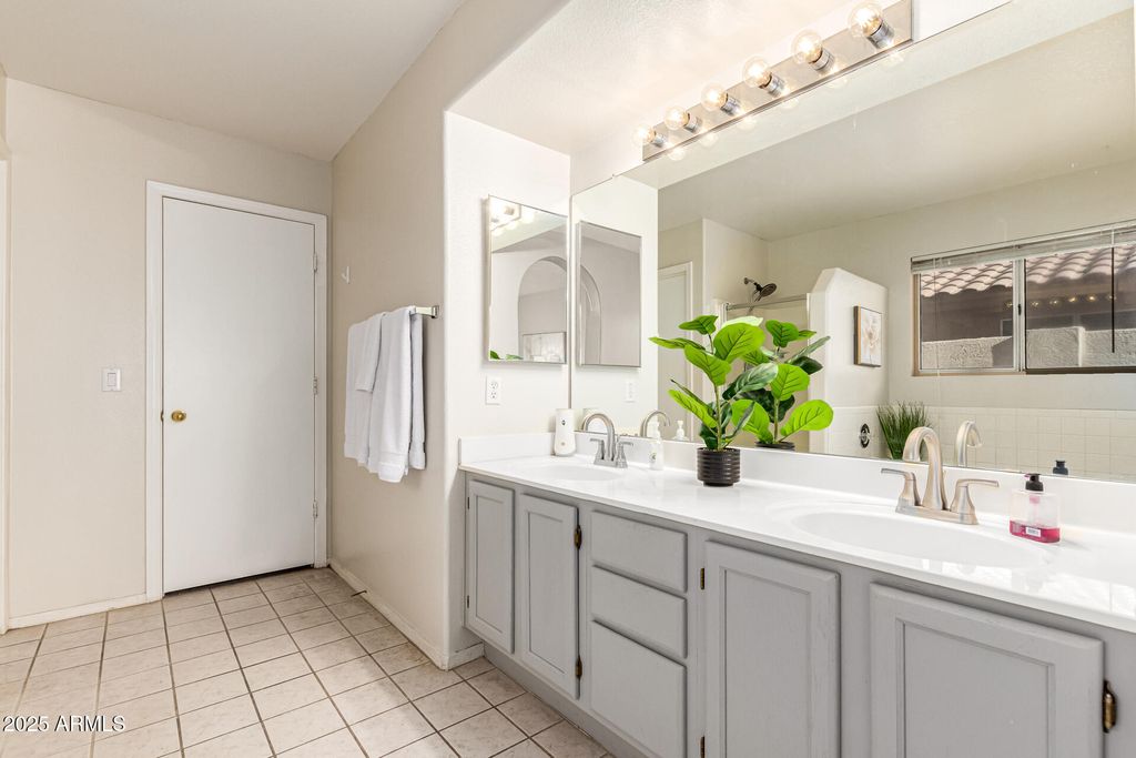 Image 15 of property listing at 60 S WILLOW CREEK Street, Chandler, AZ 85225