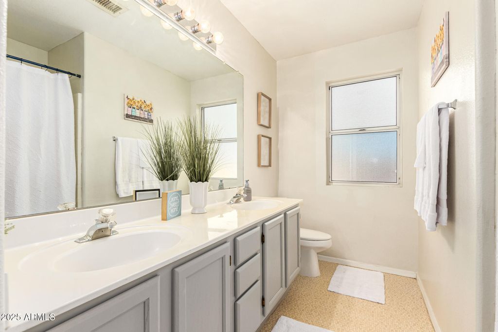 Image 28 of property listing at 60 S WILLOW CREEK Street, Chandler, AZ 85225