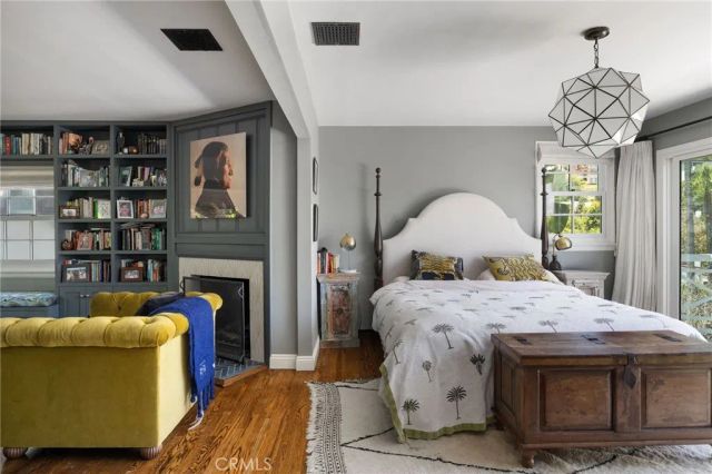 3704 Prestwick, Los Angeles, CA 90027