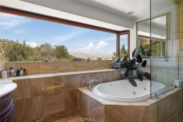 3704 Prestwick, Los Angeles, CA 90027