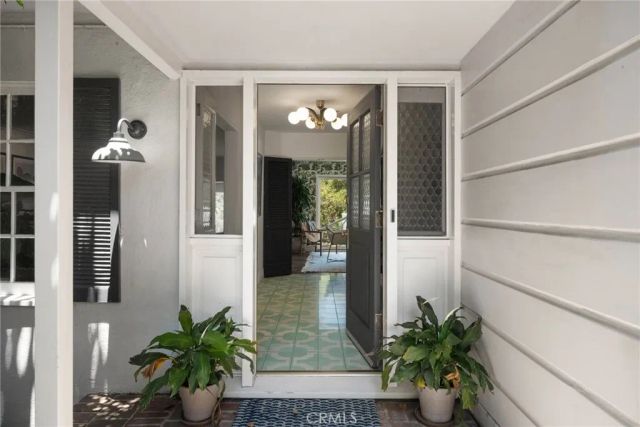 3704 Prestwick, Los Angeles, CA 90027