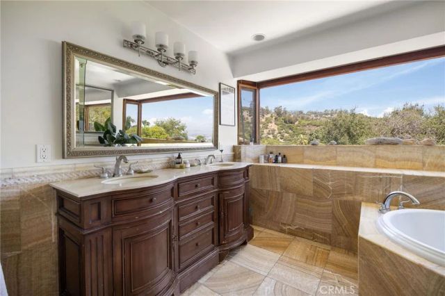 3704 Prestwick, Los Angeles, CA 90027