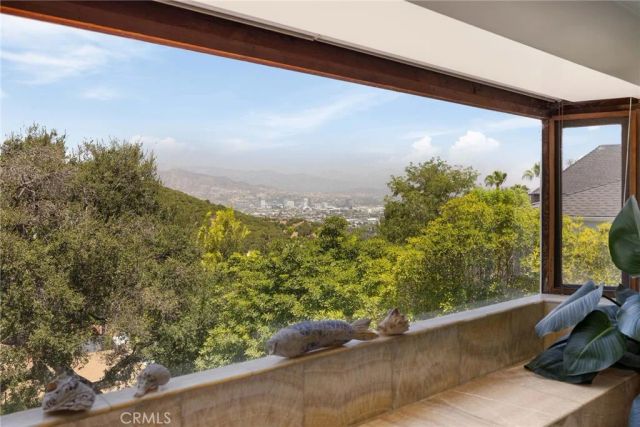 3704 Prestwick, Los Angeles, CA 90027
