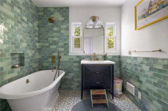 3704 Prestwick, Los Angeles, CA 90027