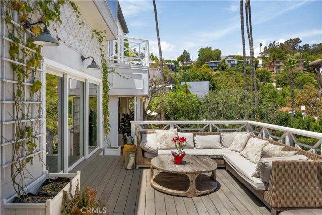 3704 Prestwick, Los Angeles, CA 90027