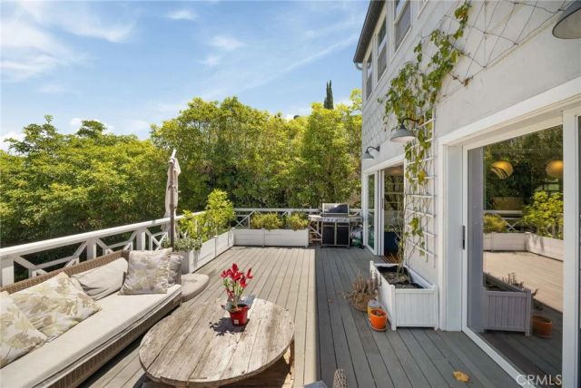 3704 Prestwick, Los Angeles, CA 90027
