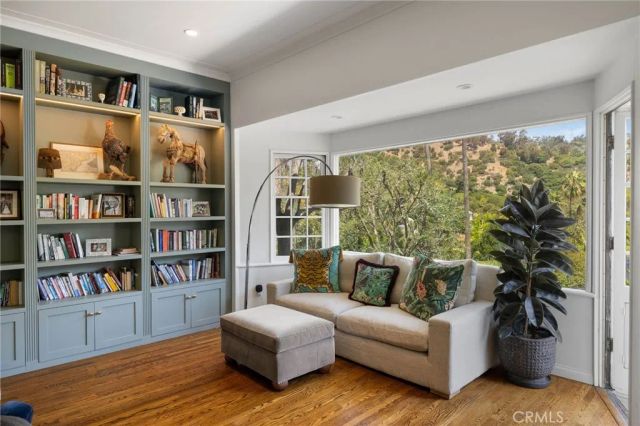 3704 Prestwick, Los Angeles, CA 90027