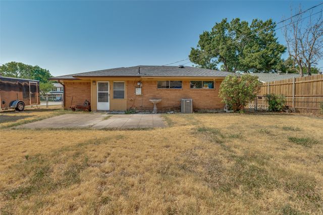 303 Merribrook Trail, Duncanville, TX 75116