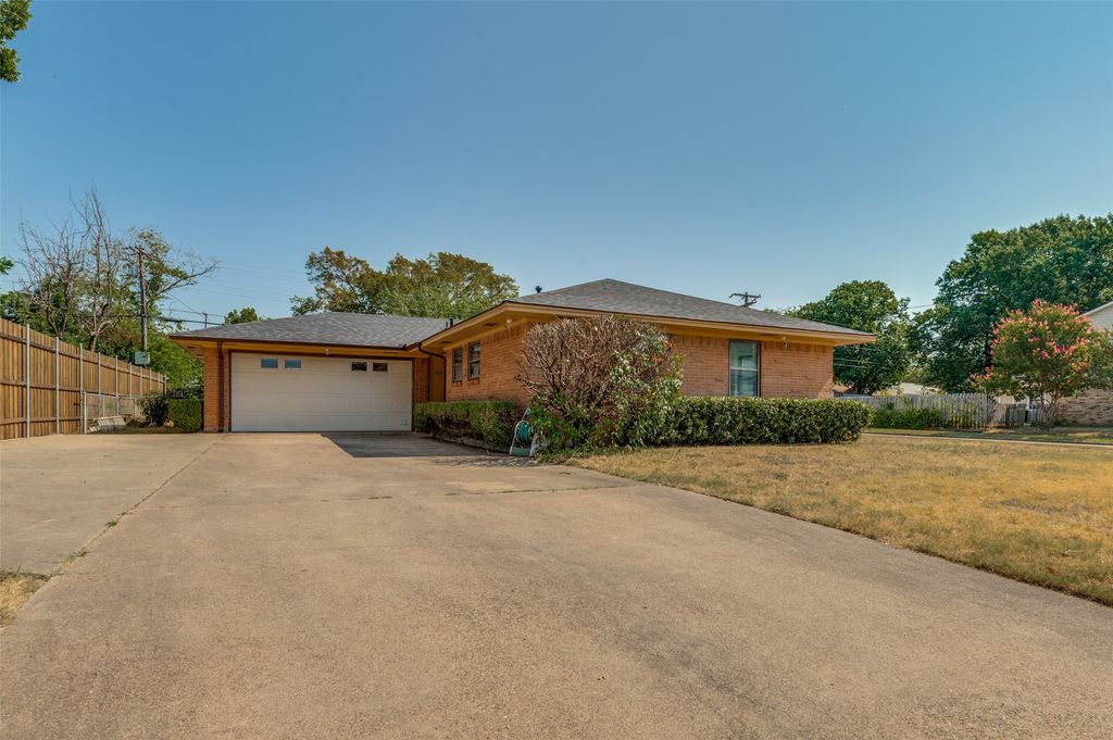 303 Merribrook Trail, Duncanville, TX 75116