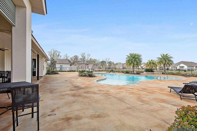 1427 Pelican Club Dr, Baton Rouge, LA 70820