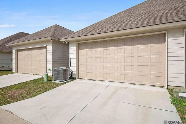 1427 Pelican Club Dr, Baton Rouge, LA 70820