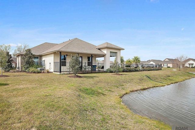 1427 Pelican Club Dr, Baton Rouge, LA 70820