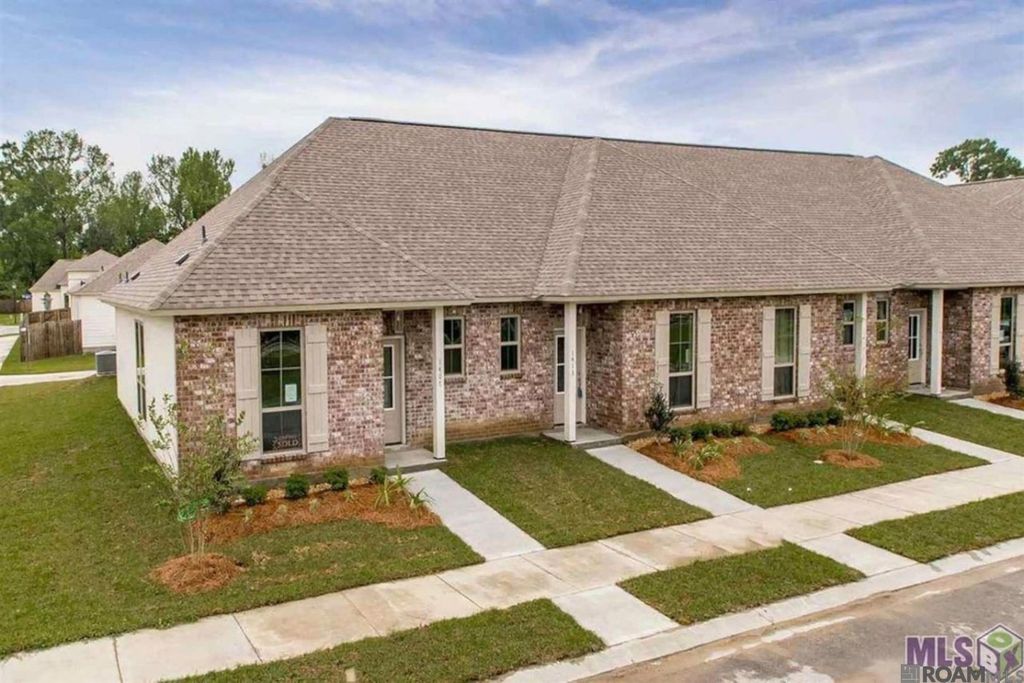 1427 Pelican Club Dr, Baton Rouge, LA 70820