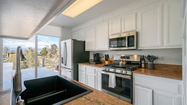 6946 Lennox Avenue, Yucca Valley, CA 92284